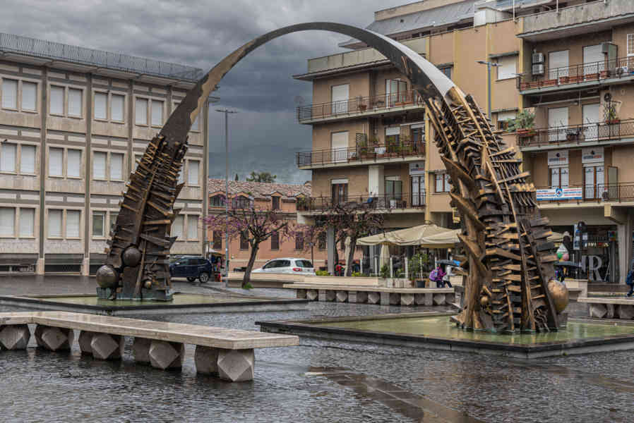 Italia - Tivoli 04 - plaza Guiseppe Garbaldi - Arco de los Padres Fundadores de Arnaldo Pomodoro.jpg